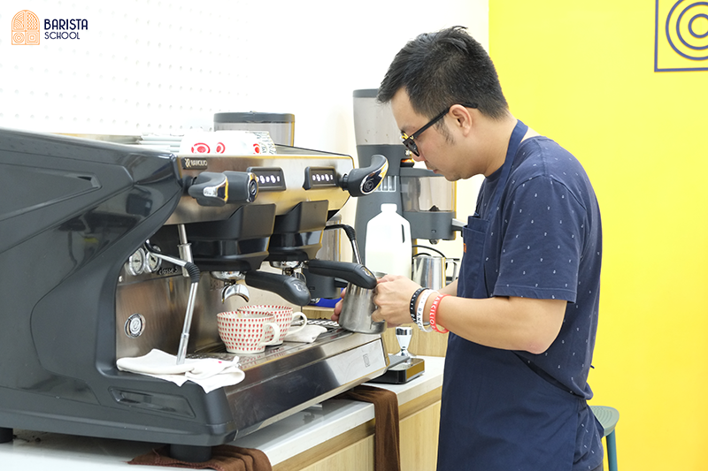 Barista kỹ năng điều chỉnh máy xay máy pha 9