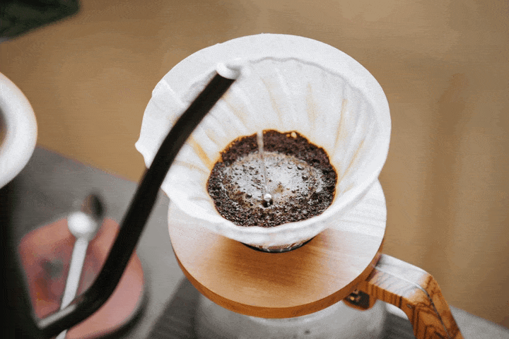 Thao tác rót nước trong Drip coffee