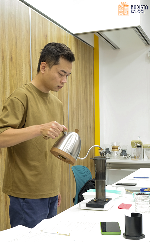 Rót nước khi pha chế cà phê bằng bình nén áp suất