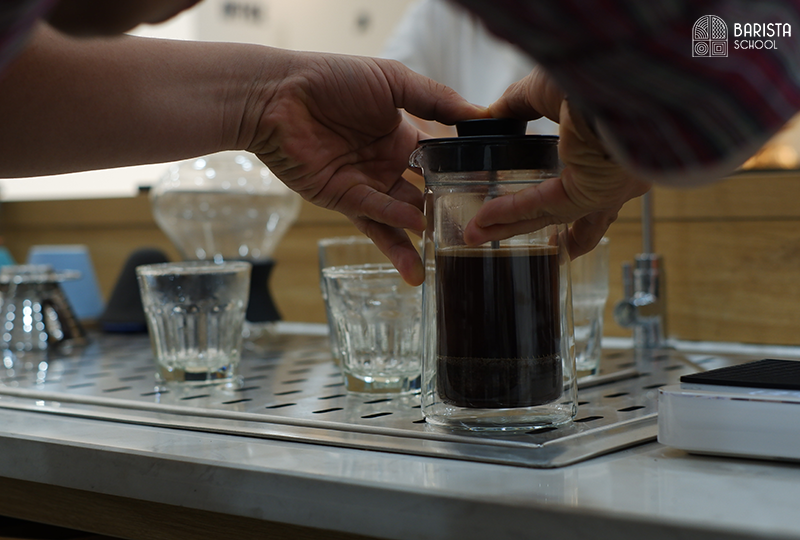 Công đoạn chiết xuất cà phê bằng bình ép kiểu Pháp