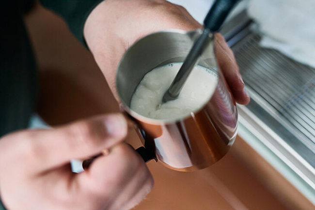 5 bước dành cho người mới học cách đánh sữa